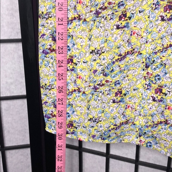 CABI SCATTER PRINT FLORAL CAMI Sz L - Picture 7 of 10